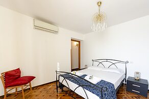 JOIVY Sunny 2-Bed Flat Near Aquarium