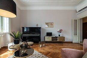 JOIVY Sophisticated Flat W/ Desk