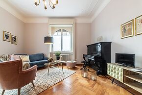 JOIVY Sophisticated Flat W/ Desk