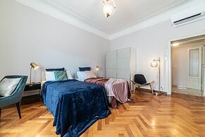 JOIVY Sophisticated Flat W/ Desk