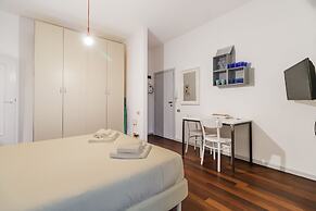 JOIVY Sleek Flat W/Balcony