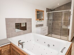 2 Meadow Retreat
