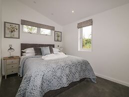 7 Meadow Retreat