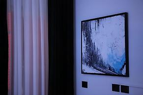 Dark Boutique Hotel