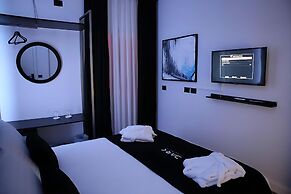 Dark Boutique Hotel