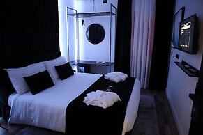 Dark Boutique Hotel