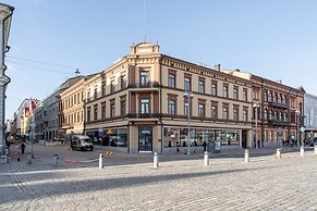 Main Square Renovated Apt, Sauna and Parking