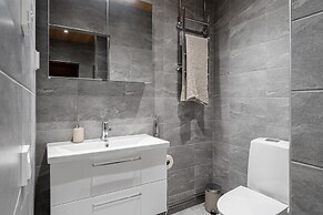Main Square Renovated Apt, Sauna and Parking