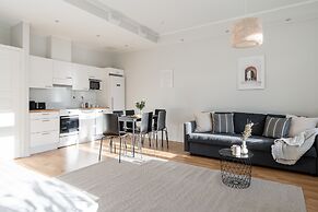 Main Square Renovated Apt, Sauna and Parking