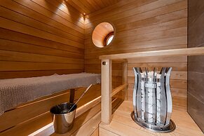 Main Square Renovated Apt, Sauna and Parking