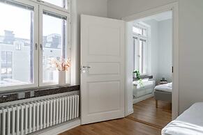 Main Square Renovated Apt, Sauna and Parking