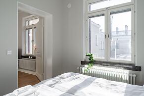Main Square Renovated Apt, Sauna and Parking