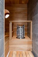 Main Square Renovated Apt, Sauna and Parking
