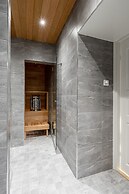 Main Square Renovated Apt, Sauna and Parking