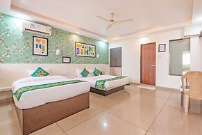 Treebo Kuber Palace With a Swimming Pool