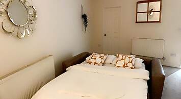 Impeccable 1-bed, Sleeps 2, Free Parking
