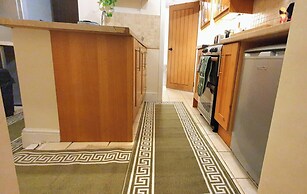 Inviting 2-bed Cottage in Windsor
