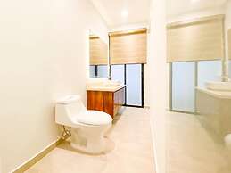 CONDO LT BY TRVL2HM