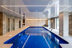Clwyd Gate Manor Pool Sauna Hottub Cave Wales