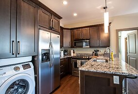 Selkirk Snug by Revelstoke Vacations