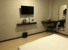 OYO 90668 Joy Inn