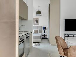Sanders Elgio - Adorable studio With Balcony