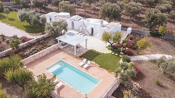 TD Lamiamola Stylish Trulli Lamie With Pool