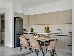 Sanders Elgio - Pleasant 2-bdr Apt w Balcony