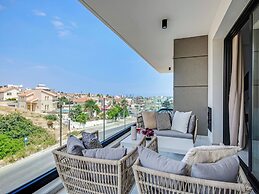 Sanders Elgio - Pleasant 2-bdr Apt w Balcony