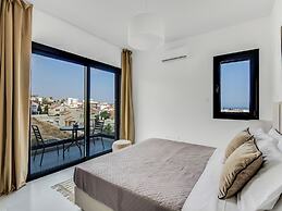 Sanders Elgio - Precious 3-bdr Apt With Balcony