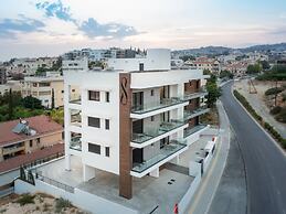 Sanders Elgio - Precious 3-bdr Apt With Balcony