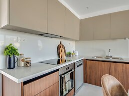 Sanders Elgio - Precious 3-bdr Apt With Balcony