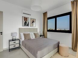 Sanders Elgio - Precious 3-bdr Apt With Balcony
