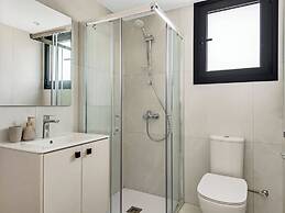 Sanders Elgio - Precious 3-bdr Apt With Balcony