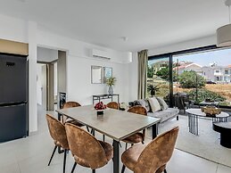 Sanders Elgio - Cute 2-bdr Apt With Balcony