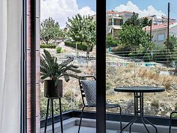 Sanders Elgio - Generous 2-bdr Apt w Balcony