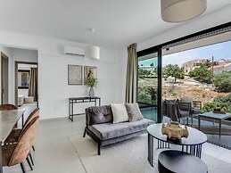 Sanders Elgio - Generous 2-bdr Apt w Balcony