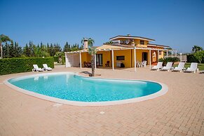 Villa With Large Swimming Pool Salento