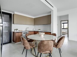 Sanders Elgio - Neat 3-bdr Apt With Rooftop