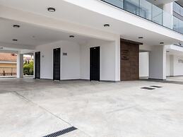Sanders Elgio - Neat 3-bdr Apt With Rooftop