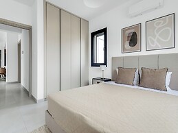 Sanders Elgio - Neat 3-bdr Apt With Rooftop