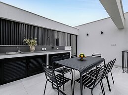 Sanders Elgio - Neat 3-bdr Apt With Rooftop