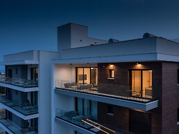 Sanders Elgio - Neat 3-bdr Apt With Rooftop
