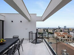 Sanders Elgio - Neat 3-bdr Apt With Rooftop