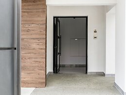 Sanders Elgio - Delightful 2-bdr Apt With Balcony