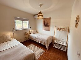 Casa Colinas Roxas by Portucasa