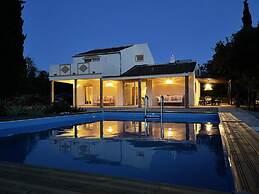 Casa Colinas Roxas by Portucasa