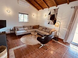 Casa Colinas Roxas by Portucasa