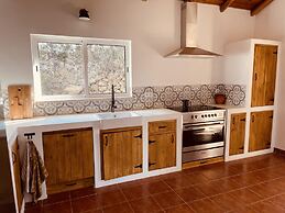 Casa Colinas Roxas by Portucasa