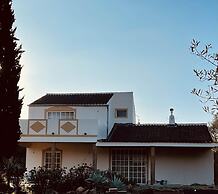 Casa Colinas Roxas by Portucasa